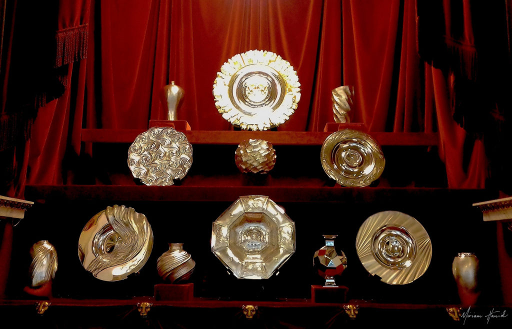 Miriam_Hanid_Goldsmiths_Hall_Modern_Plate_Display